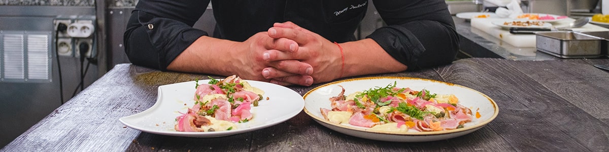 Découvrez la recette des succulentes pâtes du chef Denny Imbroisi : au menu, burrata, tomates confites, olives, câpres... De quoi vous transporter instantanément en Italie